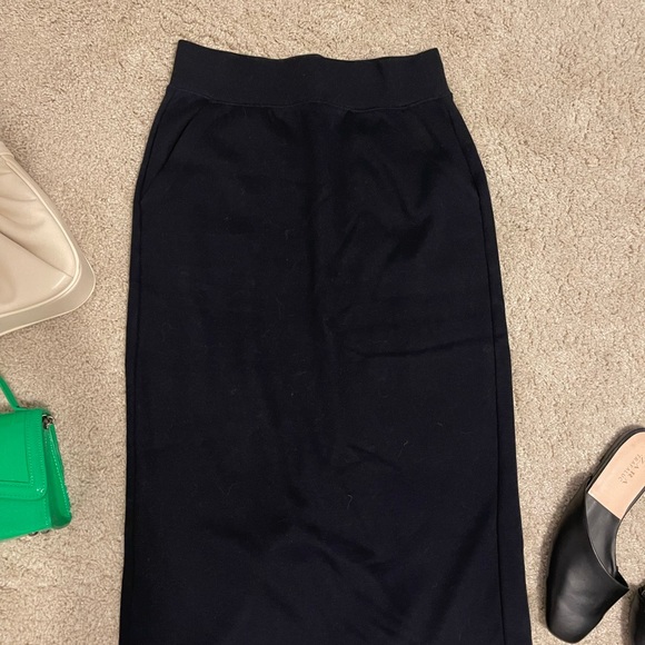 Navy blue skirt from Uniqlo - Picture 5 of 9